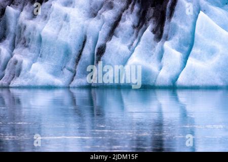 Détail de la surface frontale du glacier de Fjalljokull reflétée dans le lagon glaciaire de Fjallsarlon. Partie ou le parc national Vatnajokull dans le sud Banque D'Images