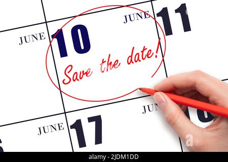 10th jour de juin. Dessiner à la main une ligne rouge et écrire le texte Enregistrer la date sur le calendrier date 10 juin. Concept mois d'été, jour de l'année. Banque D'Images