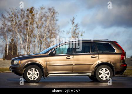 Berlin - octobre 2021: Volvo XC90 2,5 1st génération Twilight Bronze 2002-20014 recontyling SUV 4WD 4wheel 4x4 à la forêt de printemps vue latérale sur la e Banque D'Images