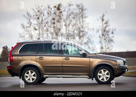 Berlin - octobre 2021: Volvo XC90 2,5 1st génération Twilight Bronze 2002-20014 recontyling SUV 4WD 4wheel 4x4 à Spring Forest Road vue du côté droit dans Banque D'Images