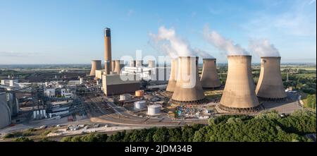 CENTRALE ÉLECTRIQUE DRAX, ROYAUME-UNI - 20 JUIN 2022. Vue aérienne de la centrale électrique de Drax près de Selby dans le North Yorkshire, produisant de l'électricité non renouvelable comme un Banque D'Images