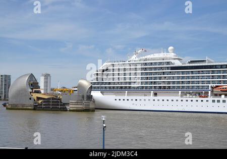 Bateau de croisière Viking venus, propriété de Viking Ocean Cruises, traversant la barrière de la Tamise sur la Tamise à Londres Banque D'Images