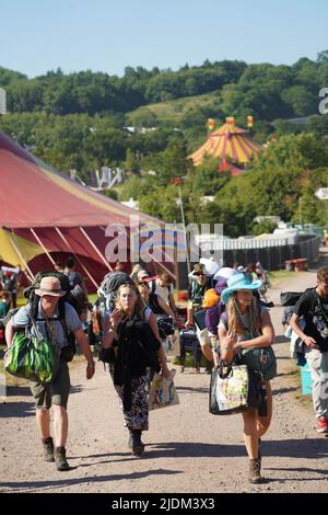 Glastonbury, Royaume-Uni. Mercredi, 22 juin, 2022. Les festivaliers arrivent le premier jour du festival Glastonbury 2022. Photo: Richard Gray/Alamy Live News Banque D'Images