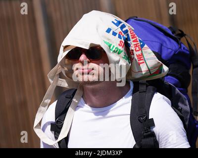 Les gens arrivent le premier jour du festival de Glastonbury à la ferme digne de Somerset. Date de la photo: Mercredi 22 juin 2022. Banque D'Images