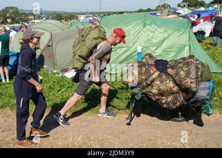 Glastonbury, Royaume-Uni. Mercredi, 22 juin, 2022. Les festivaliers arrivent le premier jour du festival Glastonbury 2022. Photo: Richard Gray/Alamy Live News Banque D'Images