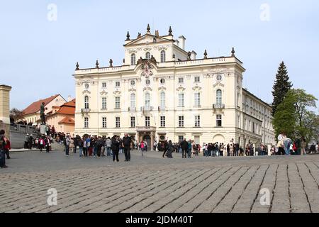 PRAGUE, RÉPUBLIQUE TCHÈQUE - 24 AVRIL 2012 : voici le Palais de l'Archevêque sur la place Hradcany, résidence de l'Archevêque de la ville. Banque D'Images