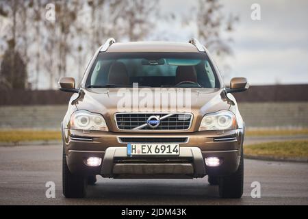 Berlin - octobre 2021:: Volvo XC90 2,5 1st génération Twilight Bronze 2002-20014 recontyling SUV 4WD 4wheel 4x4 au printemps forêt route vue avant dans le Banque D'Images
