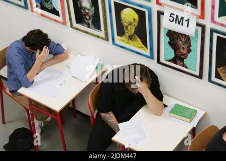 Italie, Arezzo, 22 juin 2022 : Italie examens de maturité du lycée 2022. Piero della Francesca école secondaire artistique, premier test écrit des examens du secondaire. Après 2 ans de suspension en Italie, nous revenons à faire le test écrit et il n'y a aucune obligation de porter un masque anti-Covid. Photo © Daiano Cristini/Sintesi/Alay Live News Banque D'Images