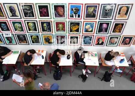 Italie, Arezzo, 22 juin 2022 : Italie examens de maturité du lycée 2022. Piero della Francesca école secondaire artistique, premier test écrit des examens du secondaire. Après 2 ans de suspension en Italie, nous revenons à faire le test écrit et il n'y a aucune obligation de porter un masque anti-Covid. Photo © Daiano Cristini/Sintesi/Alay Live News Banque D'Images