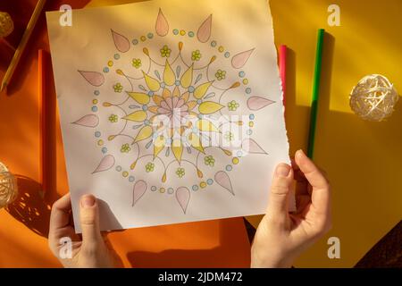 Page de coloriage antistress pour femme. Femme peinture main mandala. Femme peinture mandalas pour combattre le stress. Détente passe-temps bien-être mental et art thérapie. Femme peint le dessin, processus méditatif de colorier les pages. Expression de soi par l'art Banque D'Images