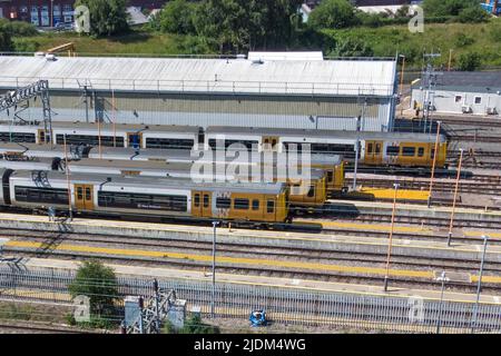 Soho TMD, Smethwick, Birmingham, Angleterre, 22 juin 2022. Les trains de West Midlands Railway stationnés et inutilisés pendant la deuxième journée de grève nationale des chemins de fer britanniques. Le dépôt de maintenance de traction (TMD) est situé à Smetwick, Birmingham. La ligne principale de la côte ouest est vide de transport en cours d'exécution à côté du dépôt. Les cheminots sont partis mardi pour faire grève pour une augmentation de salaire de 7 pour cent sur les réseaux britanniques. Pic by : arrêter presse média/ Alamy Live News Banque D'Images