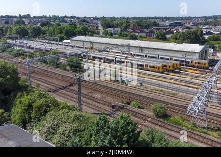 Soho TMD, Smethwick, Birmingham, Angleterre, 22 juin 2022. Les trains de West Midlands Railway stationnés et inutilisés pendant la deuxième journée de grève nationale des chemins de fer britanniques. Le dépôt de maintenance de traction (TMD) est situé à Smetwick, Birmingham. La ligne principale de la côte ouest est vide de transport en cours d'exécution à côté du dépôt. Les cheminots sont partis mardi pour faire grève pour une augmentation de salaire de 7 pour cent sur les réseaux britanniques. Pic by : arrêter presse média/ Alamy Live News Banque D'Images