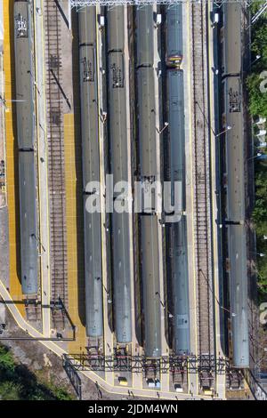 Soho TMD, Smethwick, Birmingham, Angleterre, 22 juin 2022. Les trains de West Midlands Railway stationnés et inutilisés pendant la deuxième journée de grève nationale des chemins de fer britanniques. Le dépôt de maintenance de traction (TMD) est situé à Smetwick, Birmingham. La ligne principale de la côte ouest est vide de transport en cours d'exécution à côté du dépôt. Les cheminots sont partis mardi pour faire grève pour une augmentation de salaire de 7 pour cent sur les réseaux britanniques. Pic by : arrêter presse média/ Alamy Live News Banque D'Images