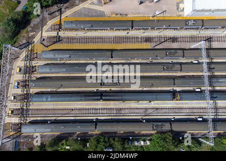 Soho TMD, Smethwick, Birmingham, Angleterre, 22 juin 2022. Les trains de West Midlands Railway stationnés et inutilisés pendant la deuxième journée de grève nationale des chemins de fer britanniques. Le dépôt de maintenance de traction (TMD) est situé à Smetwick, Birmingham. La ligne principale de la côte ouest est vide de transport en cours d'exécution à côté du dépôt. Les cheminots sont partis mardi pour faire grève pour une augmentation de salaire de 7 pour cent sur les réseaux britanniques. Pic by : arrêter presse média/ Alamy Live News Banque D'Images