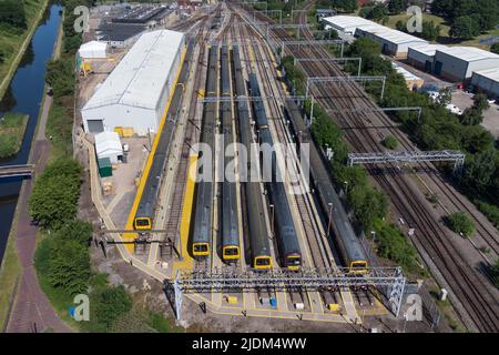 Soho TMD, Smethwick, Birmingham, Angleterre, 22 juin 2022. Les trains de West Midlands Railway stationnés et inutilisés pendant la deuxième journée de grève nationale des chemins de fer britanniques. Le dépôt de maintenance de traction (TMD) est situé à Smetwick, Birmingham. La ligne principale de la côte ouest est vide de transport en cours d'exécution à côté du dépôt. Les cheminots sont partis mardi pour faire grève pour une augmentation de salaire de 7 pour cent sur les réseaux britanniques. Pic by : arrêter presse média/ Alamy Live News Banque D'Images