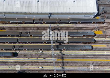 Soho TMD, Smethwick, Birmingham, Angleterre, 22 juin 2022. Les trains de West Midlands Railway stationnés et inutilisés pendant la deuxième journée de grève nationale des chemins de fer britanniques. Le dépôt de maintenance de traction (TMD) est situé à Smetwick, Birmingham. La ligne principale de la côte ouest est vide de transport en cours d'exécution à côté du dépôt. Les cheminots sont partis mardi pour faire grève pour une augmentation de salaire de 7 pour cent sur les réseaux britanniques. Pic by : arrêter presse média/ Alamy Live News Banque D'Images