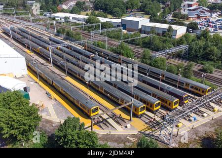 Soho TMD, Smethwick, Birmingham, Angleterre, 22 juin 2022. Les trains de West Midlands Railway stationnés et inutilisés pendant la deuxième journée de grève nationale des chemins de fer britanniques. Le dépôt de maintenance de traction (TMD) est situé à Smetwick, Birmingham. La ligne principale de la côte ouest est vide de transport en cours d'exécution à côté du dépôt. Les cheminots sont partis mardi pour faire grève pour une augmentation de salaire de 7 pour cent sur les réseaux britanniques. Pic by : arrêter presse média/ Alamy Live News Banque D'Images