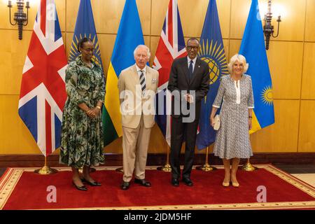 Le prince de Galles et la duchesse de Cornouailles rencontrent le président du Rwanda Paul Kagame (deuxième à droite) et son épouse Jeannette Kagame (à gauche) à Kigali, dans le cadre de leur visite au Rwanda. Date de la photo: Mercredi 22 juin 2022. Banque D'Images