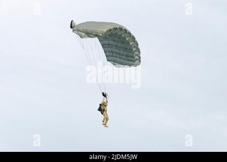 Un soldat parachuté atterrit. Photo prise lors du spectacle de saut en parachute pendant le festival Commando à Dziwnów - août 2020. Banque D'Images