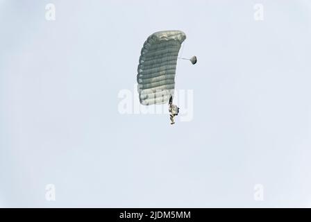 Parachute. Photo prise lors du spectacle de saut en parachute pendant le festival Commando à Dziwnów - août 2020. Banque D'Images