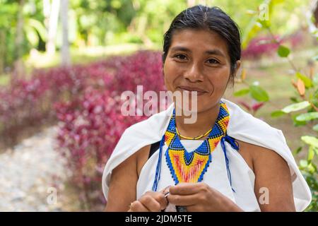 Photo d'un portrait d'une femme colombienne en vêtements traditionnels. Belle photo d'une jeune femme indigène de la Sierra Nevada de Santa Mar Banque D'Images