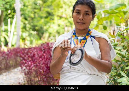 Femme colombienne en tissage de vêtements traditionnels regardant la caméra Banque D'Images