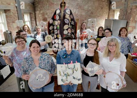 Photo non datée de l'œuvre de Colin Hattersley, de la part des artistes du projet Marchmont House ReTweed, en compagnie de Louise Gardiner (au centre) et du « Cape of Creative courage ». Des gens du monde entier sont invités à assembler un gland volant dans le cadre d'un projet visant à créer un magnifique cap pour célébrer l'espoir, le courage et la créativité. Date de publication : mercredi 22 juin 2022. Banque D'Images