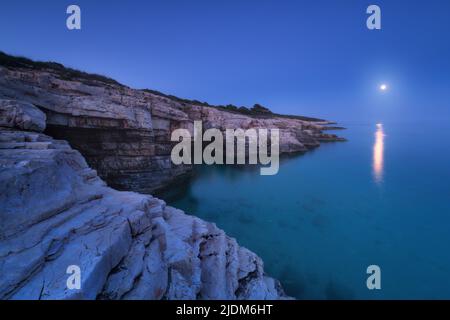 Côte des Rocheuses et pleine lune la nuit en été Banque D'Images