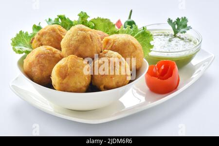 Les boulettes de pommes de terre frites ou Batata Vada sont de délicieux en-cas indiens Banque D'Images