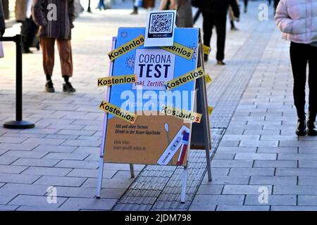 Munich, Allemagne. 22nd juin 2022. PHOTO D'ARCHIVE: Les tests citoyens gratuits doivent être abolis. Panneau de test gratuit Corona, se trouve devant une pharmacie dans la zone piétonne de Munich. Test rapide Corona, test PCR, incluant certificat, affichage des prix, horaires d'ouverture devant une station de test Corona à Munich, station de test, centre de test, centre de test Corona. Test rapide, sans rendez-vous, sans enregistrement, gratuit, test rapide d'antigène. Credit: dpa/Alay Live News Banque D'Images