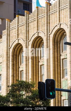 Détail de l'hôtel Criterion 1936, un bâtiment de trois étages en briques blondes construit dans le style Art déco inter-guerre avec des briques blondes Banque D'Images