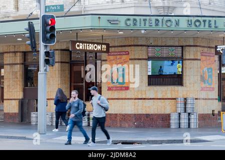 Détail du rez-de-chaussée de l'hôtel Criterion 1936 à Sydney, un bâtiment de trois étages en briques blondes construit dans le style Art déco inter-guerre Banque D'Images