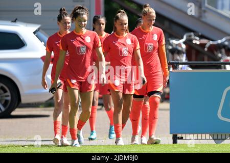 ZEIST - (lr) Merel van Dongen de Holland Women, Dominique Janssen de Holland Women , Esmee Brugts de Holland Women , Lieke Martens de Holland Women , Hollande la gardienne de but Sari van Veenendaal entre sur le terrain lors d'une session de formation de l'équipe nationale des femmes néerlandaises sur le campus de la KNVB sur 22 juin 2022 à Zeist, pays-Bas. L'équipe féminine néerlandaise prépare le Championnat d'Europe de football en Angleterre. ANP GERRIT VAN COLOGNE Banque D'Images