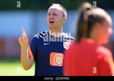 ZEIST - Hollande des femmes entraînèrent Mark Parsons lors d'une session de formation de l'équipe nationale féminine néerlandaise au campus de la KNVB sur 22 juin 2022 à Zeist, aux pays-Bas. L'équipe féminine néerlandaise prépare le Championnat d'Europe de football en Angleterre. ANP GERRIT VAN COLOGNE Banque D'Images