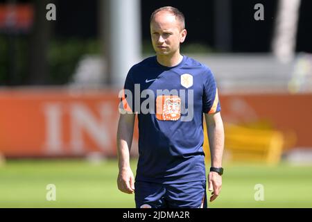 ZEIST - Hollande des femmes entraînèrent Mark Parsons lors d'une session de formation de l'équipe nationale féminine néerlandaise au campus de la KNVB sur 22 juin 2022 à Zeist, aux pays-Bas. L'équipe féminine néerlandaise prépare le Championnat d'Europe de football en Angleterre. ANP GERRIT VAN COLOGNE Banque D'Images