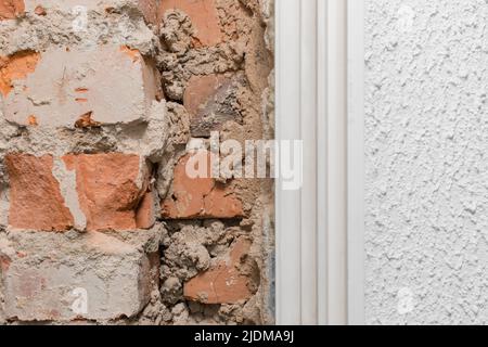 Vieux fragment de brique de la réparation de construction inachevée et de la reconstruction du mur de près. Banque D'Images
