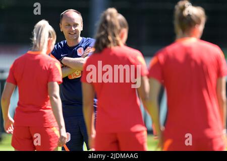 ZEIST - Hollande des femmes entraînèrent Mark Parsons lors d'une session de formation de l'équipe nationale féminine néerlandaise au campus de la KNVB sur 22 juin 2022 à Zeist, aux pays-Bas. L'équipe féminine néerlandaise prépare le Championnat d'Europe de football en Angleterre. ANP GERRIT VAN COLOGNE Banque D'Images