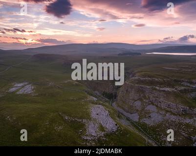 Coucher de soleil aérien de Comb Hill et de Watbas DRY Valley partie du paysage de calcaire près de Malham Cove, Malham, North Yorkshire, Royaume-Uni Banque D'Images