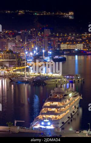 Vue nocturne d'un yacht de luxe garée dans le port de Hercule, Principauté de Monaco. Luxe chère vie Banque D'Images