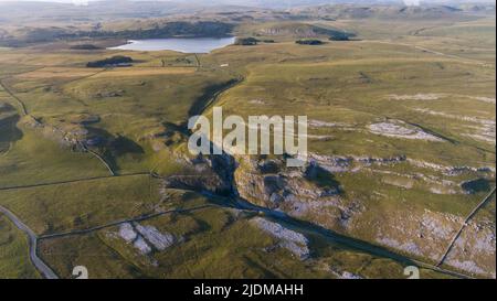 Un tir de drone de l'affleurement calcaire de Comb Hill et des environs de Malham et Malham Tarn Banque D'Images