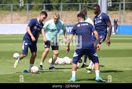 Ville de Gelsenkirchen, Allemagne. 22nd juin 2022. Firo : 06/22/2022, football, 1st Bundesliga, saison 2022/2023, FC Schalke 04, Formation, début de la formation, AYDIN, BUSKENS, CISSE/dpa/Alay Live News Banque D'Images