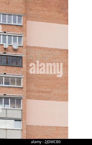 Vieux bâtiment de la ville en brique façade avec fenêtres et balcon, espace pour le texte, design, vide maquette sur le modèle de mur blanc blanc blanc isolé arrière-plan Banque D'Images