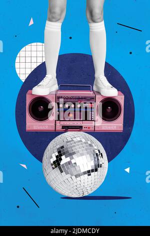 Creative 3D photo art graphiques peinture de jambes debout boule disco boom Box isolé dessin bleu fond Banque D'Images