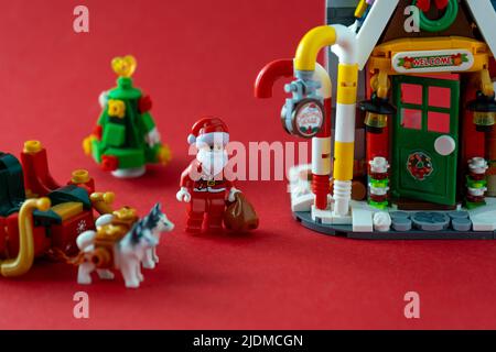 Jouet du nouvel an. Maison d'hiver du Père Noël. Détails de la brique du constructeur LEGO. Histoire de Noël et mini-figurines. Contexte du concept d'artisanat pour enfants. Kiev, Ukraine - 23 février 2022 Banque D'Images