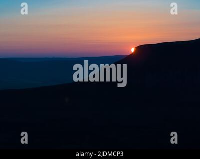 Couchers de soleil de la silhouette distincte de Penyghent l'une des trois collines qui composent les 3 sommets du Yorkshire Banque D'Images