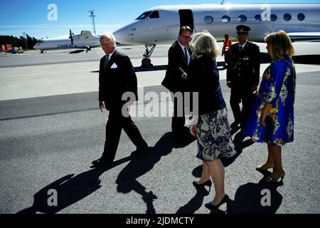 Le roi de Suède Carl Gustaf arrive à l'aéroport d'Umea (suédois : Umeå) pour assister à la célébration du 400e anniversaire d'Umea en Suède, le 22 juin 2022. Photo Patrick Tragardh / TT code 60190 Banque D'Images