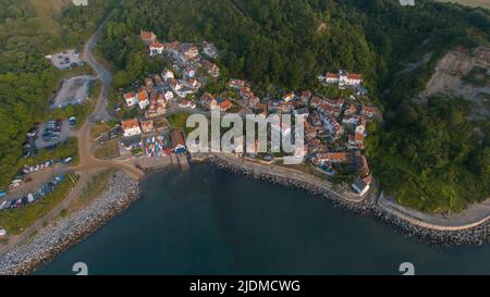 Tôt le matin, vue aérienne du petit village côtier du Yorkshire du Nord, vue aérienne de Runswick Bay, dans le Yorkshire du Nord Banque D'Images