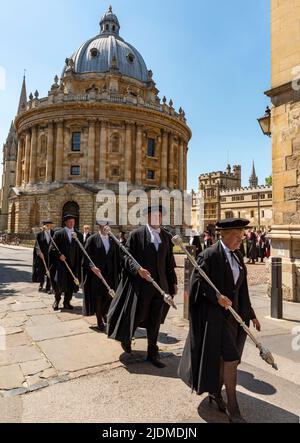 Oxford, Royaume-Uni, 22nd juin 2022. La procession Encaenia de l'ancienne université d'oxford tourne au coin de la place Radcliffe vers la bibliothèque Bodleian, à Oxford, avant la cérémonie d'Encaenia au cours de laquelle les diplômes honorifiques de l'université d'Oxford sont décernés. L'un des récipiendaires en 2022 était Sir Lenny Henry. Crédit : Martin Anderson/Alay Live News Banque D'Images