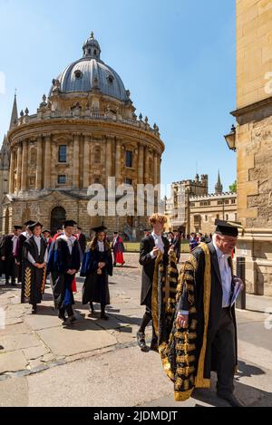 Oxford, Royaume-Uni, 22nd juin 2022. La procession Encaenia de l'ancienne université d'oxford tourne au coin de la place Radcliffe vers la bibliothèque Bodleian, à Oxford, avant la cérémonie d'Encaenia au cours de laquelle les diplômes honorifiques de l'université d'Oxford sont décernés. Le chancelier de l'Université d'Oxford, Chris Patten, se trouve sur la droite. L'un des récipiendaires en 2022 était Sir Lenny Henry. Crédit : Martin Anderson/Alay Live News Banque D'Images