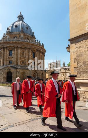 Oxford, Royaume-Uni, 22nd juin 2022. La procession Encaenia de l'ancienne université d'oxford tourne au coin de la place Radcliffe vers la bibliothèque Bodleian, à Oxford, avant la cérémonie d'Encaenia au cours de laquelle les diplômes honorifiques de l'université d'Oxford sont décernés. L'un des récipiendaires en 2022 était Sir Lenny Henry. Les robes rouges signifient un doctorat. Crédit : Martin Anderson/Alay Live News Banque D'Images